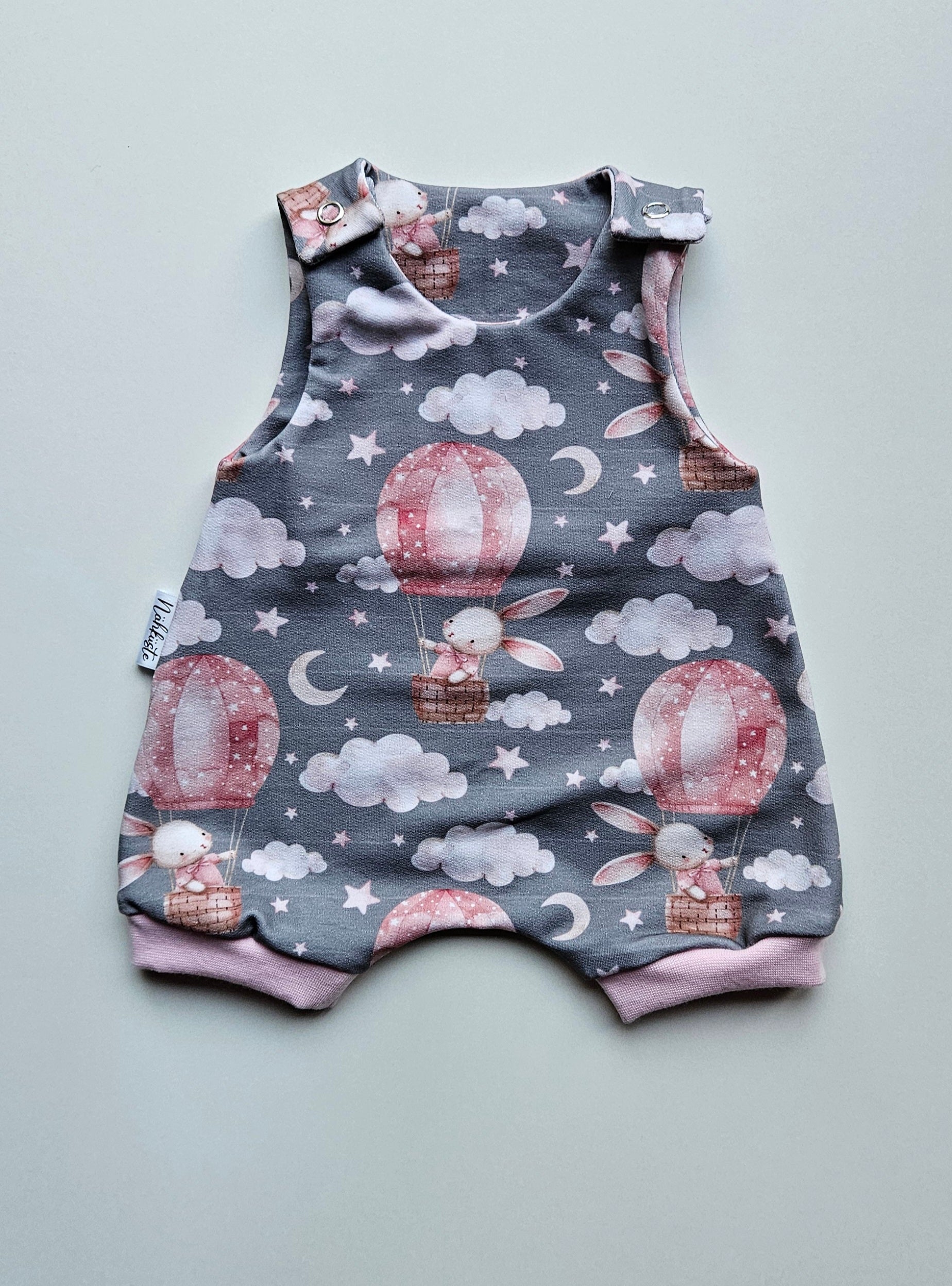 Romper / Strampler kurz „Rosa Hase auf Reisen"