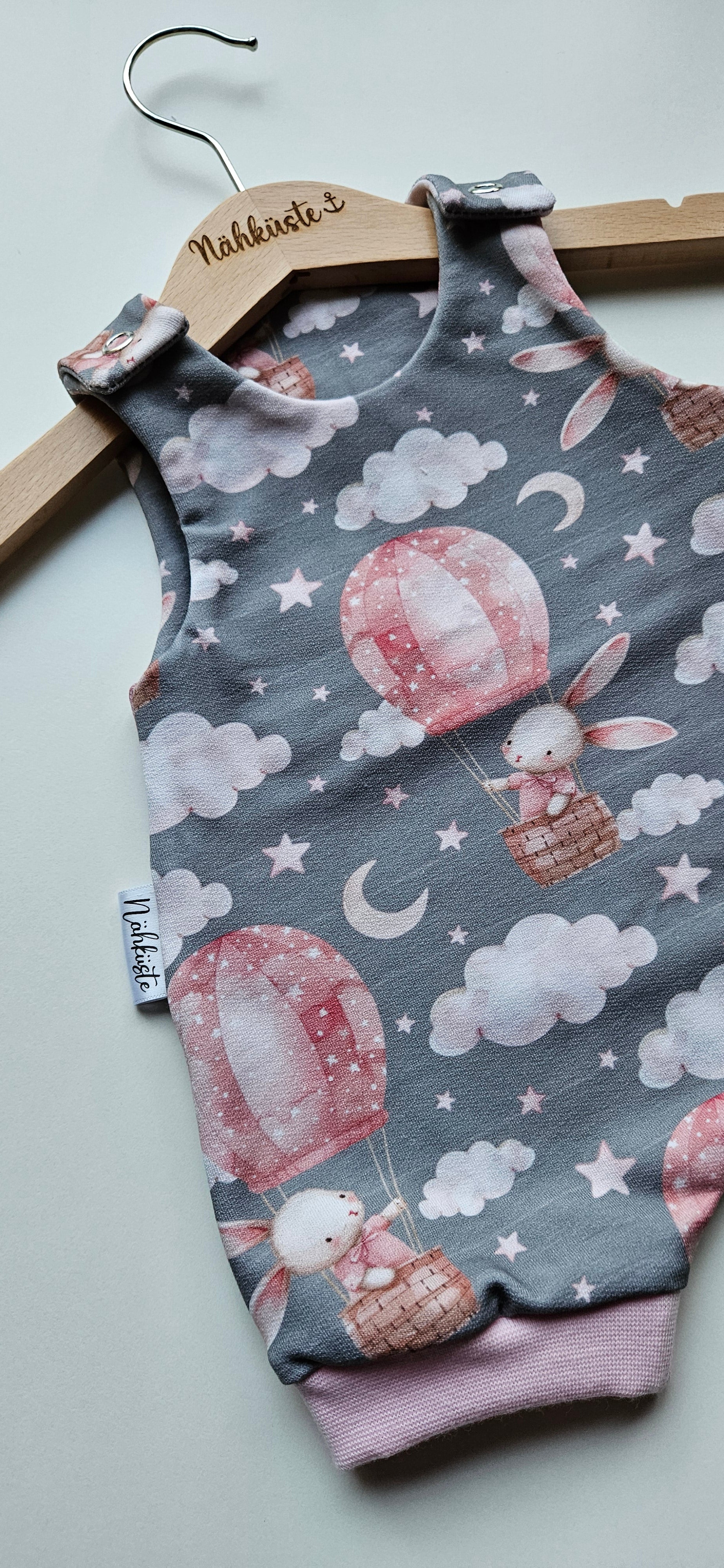 Romper / Strampler kurz „Rosa Hase auf Reisen"