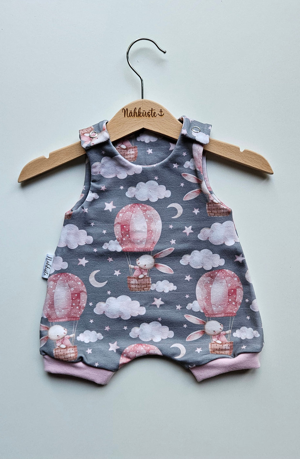 Romper / Strampler kurz „Rosa Hase auf Reisen"