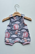 Romper / Strampler kurz „Rosa Hase auf Reisen"