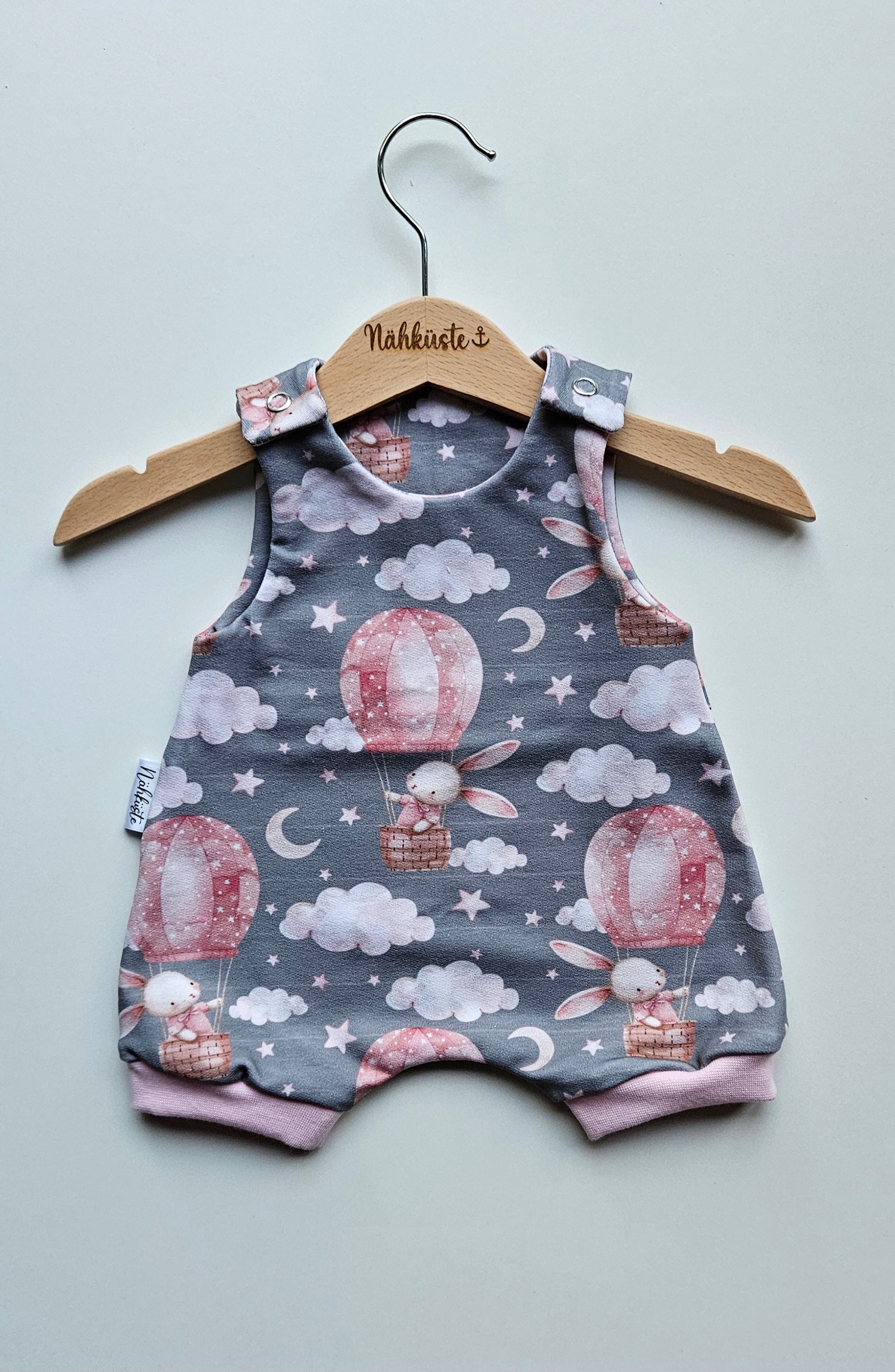 Romper / Strampler kurz „Rosa Hase auf Reisen"