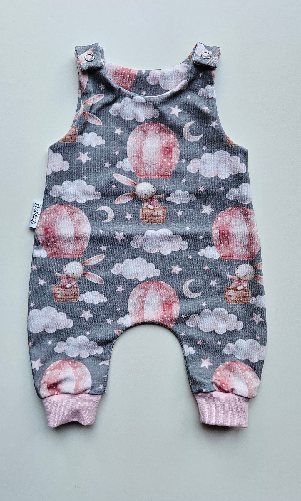 Strampler „Rosa Hase auf Reisen"